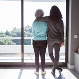 Frauen stehen vor dem Fenster