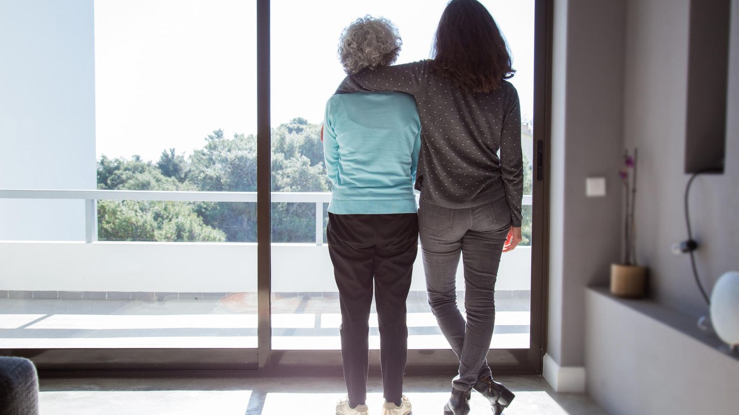 Frauen stehen vor dem Fenster Frauen stehen vor dem Fenster