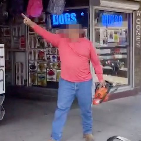 Ein Mann in McAllen im US-Bundesstaat Texas bedroht "Black Lives Matter"-Demonstranten mit einer Kettensäge.