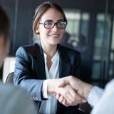 Frau gibt älterem Mann die Hand