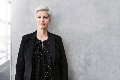 Frau vor einer Wand