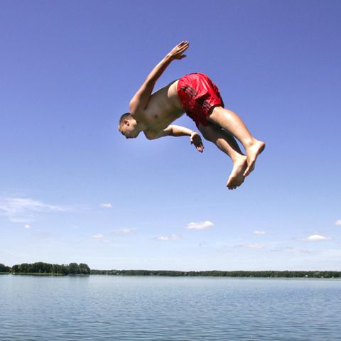 Spung in Wasser