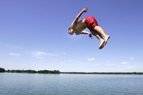 Spung in Wasser