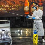 Bild 1 von 20 der Fotostrecke zum Klicken: Willkommen in der neuen Welt des Reisens. Nach Ankunft in Armenien müssen sich Fluggäste in Jerewan vom Airport-Personal desinfizieren lassen.