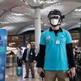 Ebenfalls am Istanbul-Airport nimmt ein Flughafenmitarbeiter mittels eines Smart Helmet die Passagiere ins Visier und bekommt automatisch deren Körpertemperatur angezeigt