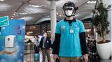 Ebenfalls am Istanbul-Airport nimmt ein Flughafenmitarbeiter mittels eines Smart Helmet die Passagiere ins Visier und bekommt automatisch deren Körpertemperatur angezeigt
