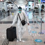 Dieser Passagier geistert durch die leeren Hallen des neuen internationalen Flughafens von Istanbul