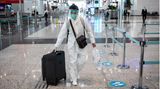 Dieser Passagier geistert durch die leeren Hallen des neuen internationalen Flughafens von Istanbul