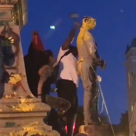 Portsmouth, Virginia: Niedergerissene Statue fällt auf Demo-Teilnehmer und verletzt ihn schwer.
