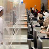Der Kontakt zwischen Personal und Passagier wird auf ein Minimum beschränkt: Am Dubai International Airport trennen Plexiglasscheiben beide Personengruppen.