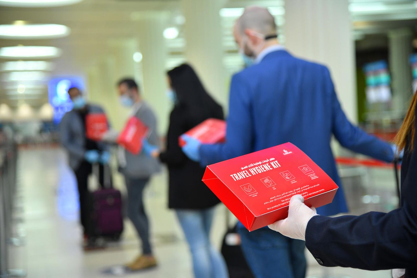 Auf dem Weg zum Gate erhalten Emirates-Passagiere ein kostenlose "Travel Hygiene Kit". Das Päckchen enthält Masken, Handschuhe, antibakterielle Tücher und Handdesinfektionsmittel.