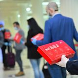 Auf dem Weg zum Gate erhalten Emirates-Passagiere ein kostenlose "Travel Hygiene Kit". Das Päckchen enthält Masken, Handschuhe, antibakterielle Tücher und Handdesinfektionsmittel.