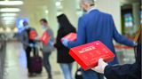 Auf dem Weg zum Gate erhalten Emirates-Passagiere ein kostenlose "Travel Hygiene Kit". Das Päckchen enthält Masken, Handschuhe, antibakterielle Tücher und Handdesinfektionsmittel.