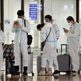 Diese Chinesen stehen für einen Flug in Manila auf den Philippinen an, der sich nach Guangzhou in China bringen soll