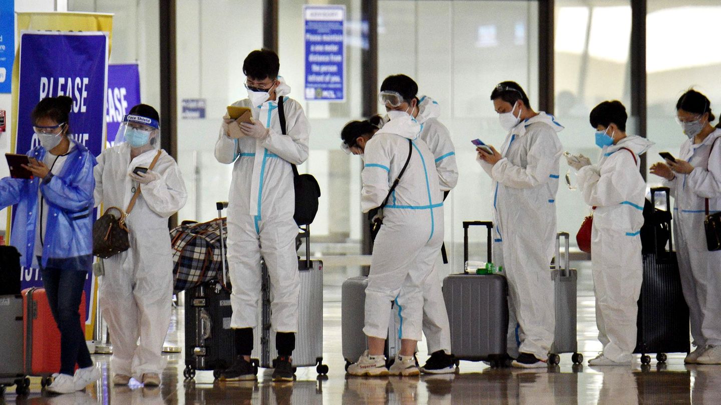 Diese Chinesen stehen für einen Flug in Manila auf den Philippinen an, der sich nach Guangzhou in China bringen soll