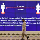 Abstand lautet das neue Mantra der Branche. Allerdings nur am Boden. Im Flugzeug sieht es mit den Entfernungen zwischen einzelnen Passagieren ganz anders aus.