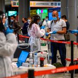 Nadelöhr an allen Flughäfen ist die Sicherheitskontrolle und der Abgleich von Gesichtern und Ausweisen. Hier in Jerewan trägt das Flughafenpersonal umfangreiche Schutzkleidung, um einer Ansteckung mit Covid-19 vorzubeugen.