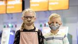 Es geht aber auch witziger, wie diese Kindermasken am Flughafen London-Gatwick zeigen