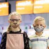 Es geht aber auch witziger, wie diese Kindermasken am Flughafen London-Gatwick zeigen