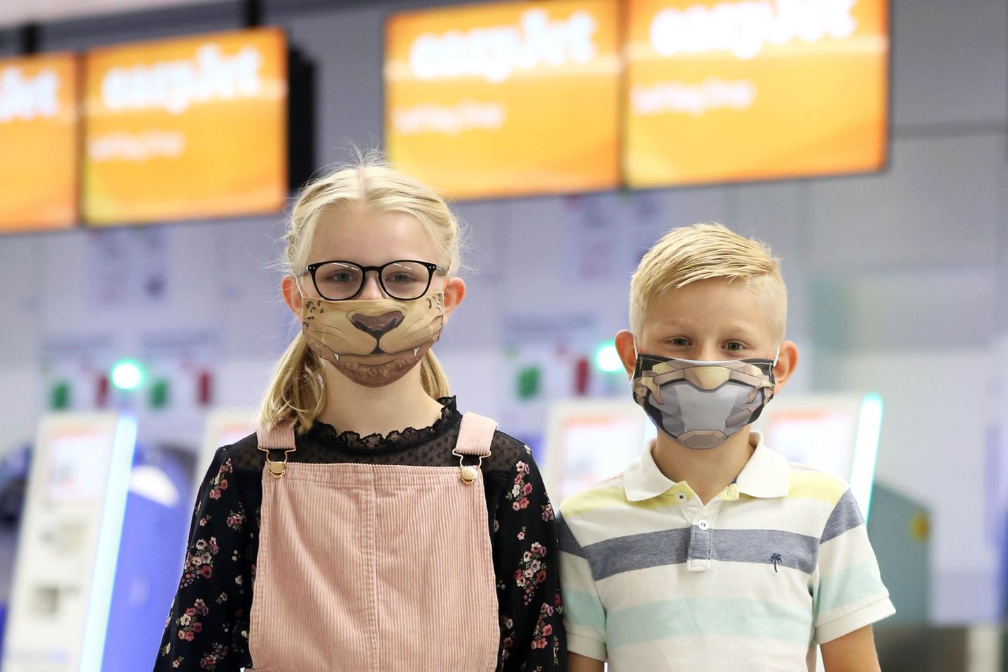 Es geht aber auch witziger, wie diese Kindermasken am Flughafen London-Gatwick zeigen
