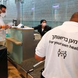 Auch am Ben Gurion Airport in Israel wird immer wieder auf den Mindestabstand von zwei Metern hingewiesen