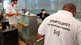Auch am Ben Gurion Airport in Israel wird immer wieder auf den Mindestabstand von zwei Metern hingewiesen