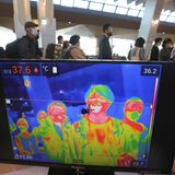 Ob Abflug, Transit oder Ankunft: Die Körpertemperatur von Passagieren wird auf Flughäfen in Asien mit Wärmebildkameras viel häufiger gemessen als in Europa und auf Monitoren angezeigt, wie hier am Gimpo Airport von Seoul in Südkorea.