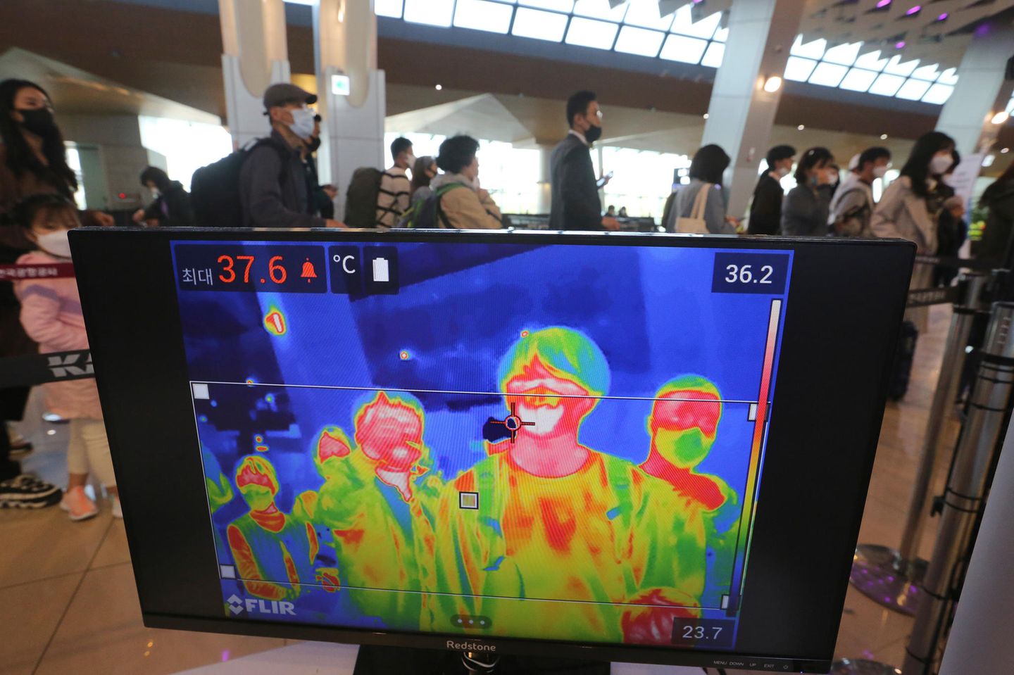 Ob Abflug, Transit oder Ankunft: Die Körpertemperatur von Passagieren wird auf Flughäfen in Asien mit Wärmebildkameras viel häufiger gemessen als in Europa und auf Monitoren angezeigt, wie hier am Gimpo Airport von Seoul in Südkorea.