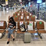 Weniger Sitzgelegenheiten: Um den Mindestabstand beim Warten zu gewährleisten, werden Sitze optisch geblockt. Ein Foto vom Suvarnabhumi International Airport in Bangkok.