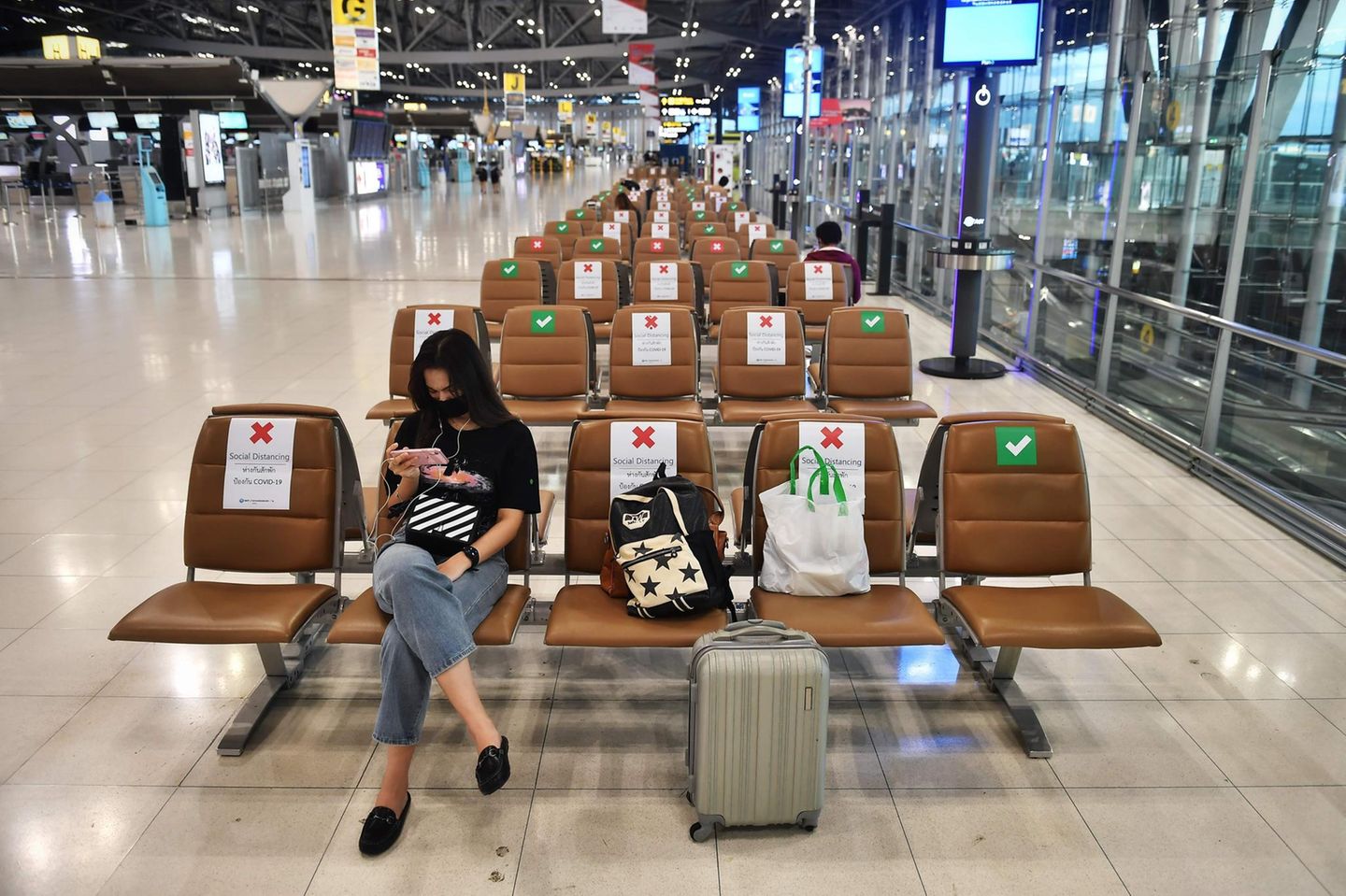 Weniger Sitzgelegenheiten: Um den Mindestabstand beim Warten zu gewährleisten, werden Sitze optisch geblockt. Ein Foto vom Suvarnabhumi International Airport in Bangkok.