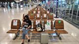 Weniger Sitzgelegenheiten: Um den Mindestabstand beim Warten zu gewährleisten, werden Sitze optisch geblockt. Ein Foto vom Suvarnabhumi International Airport in Bangkok.