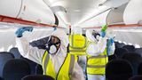 Was der Fluggast nicht bekommt: Vor jedem Flug werden die Jets einer gründlichen Reinigung und Desinfektion unterzogen. Hier ein Bild aus einem Airbus von Easyjet am Gatwick Airport in London.