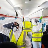 Was der Fluggast nicht bekommt: Vor jedem Flug werden die Jets einer gründlichen Reinigung und Desinfektion unterzogen. Hier ein Bild aus einem Airbus von Easyjet am Gatwick Airport in London.