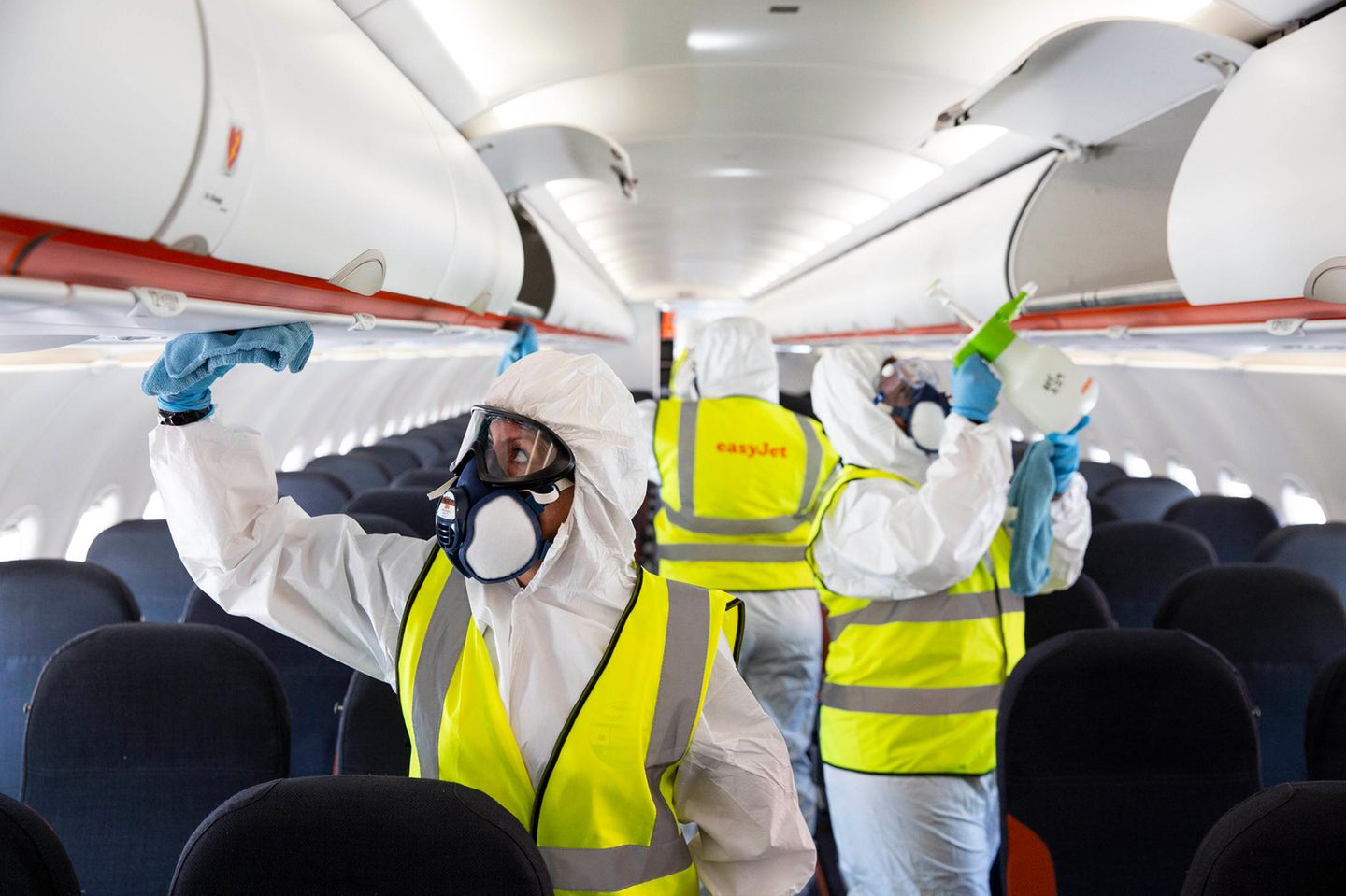Was der Fluggast nicht bekommt: Vor jedem Flug werden die Jets einer gründlichen Reinigung und Desinfektion unterzogen. Hier ein Bild aus einem Airbus von Easyjet am Gatwick Airport in London.