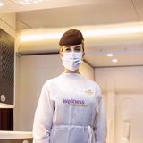 So sieht die Kleidung mancher Flugbegleiterin aus: Bei der arabischen Airline Etihad kümmern sich auch Wellness-Botschafterinnen um die Gesundheit der Passagiere und Crew.