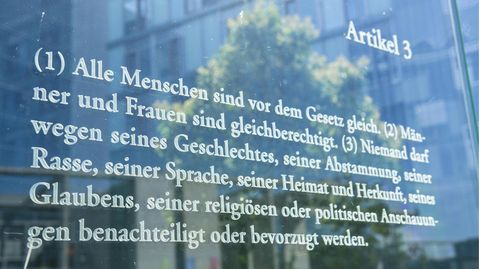 Auf einer Glasscheibe ist Artikel 3 des Grundgesetzes eingeschliffen