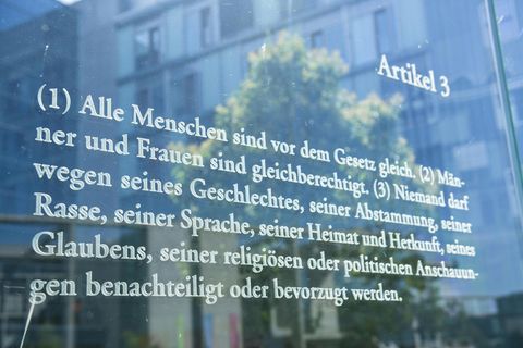Auf einer Glasscheibe ist Artikel 3 des Grundgesetzes eingeschliffen