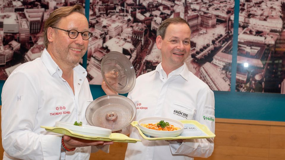 Krankenhausessen: Sechs Köche haben an dem Projekt mitgewirkt, darunter Thomas Bühner (links) und Christoph Rüffer. Sechs Köche haben an dem Projekt mitgewirkt, darunter Thomas Bühner (links) und Christoph Rüffer.