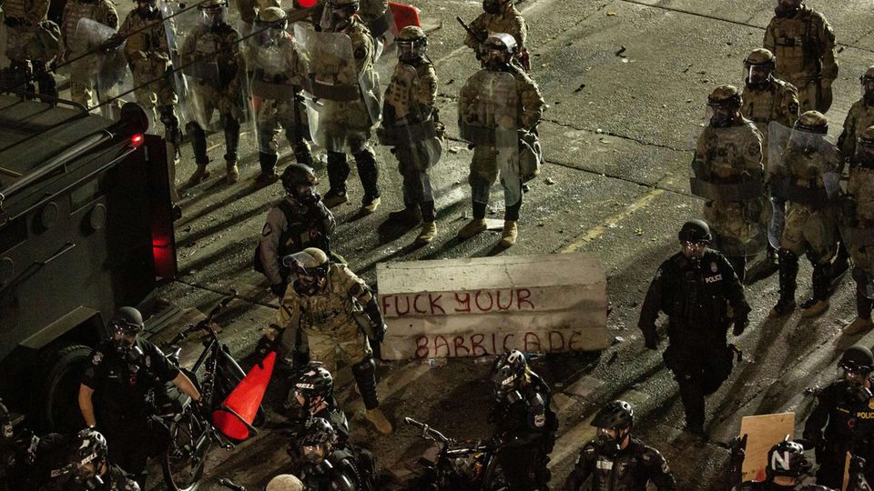 Kräfte der Polizei und der Nationalgarde von Washington im Einsatz gegen Demonstranten in den Straßen von Seattle Kräfte der Polizei und der Nationalgarde von Washington im Einsatz gegen Demonstranten in den Straßen von Seattle