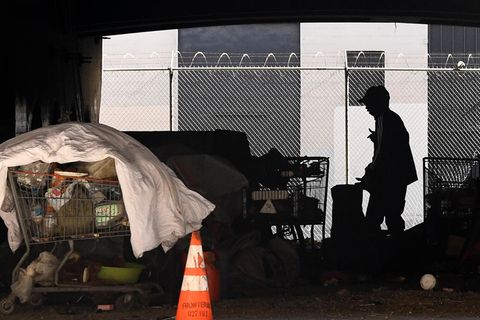 Los Angeles: Obdachlosenlager unter der Interstate 110. Ein Mann in Kalifornien soll mindestens acht Obdachlosen vergiftetes Essen gegeben und dann ihr Leiden gefilmt haben.