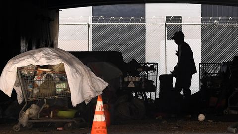 Los Angeles: Obdachlosenlager unter der Interstate 110. Ein Mann in Kalifornien soll mindestens acht Obdachlosen vergiftetes Essen gegeben und dann ihr Leiden gefilmt haben.