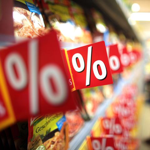 Ein Lebensmittelregal im Supermarkt: weniger Mehrwersteuer, mehr Geld? 