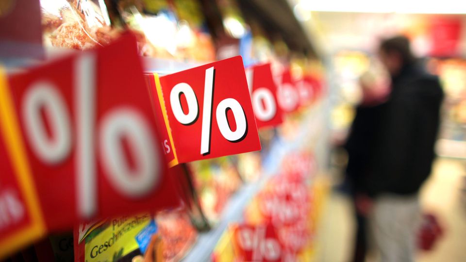 Ein Lebensmittelregal im Supermarkt: weniger Mehrwersteuer, mehr Geld? 