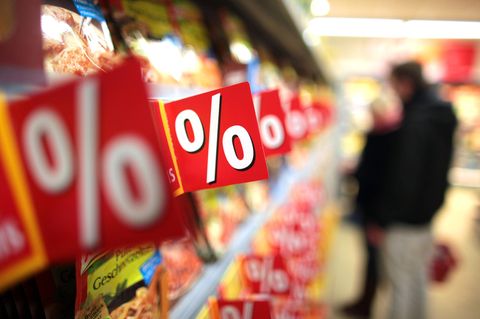 Ein Lebensmittelregal im Supermarkt: weniger Mehrwersteuer, mehr Geld? 