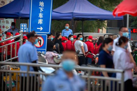 Polizisten sichern einen Fleischmarkt in Peking, der von den Behörden geschlossen wurde, nachdem bekannt geworden war, dass ein Besucher des Marktes positiv auf das Coronavirus getestet worden war.