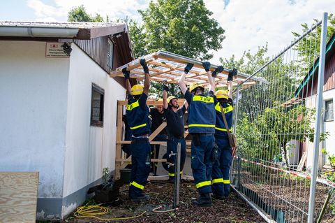 Abriss der Gartenlaube des Verdächtigen im Missbrauchsfall von Münster durch das Technische Hilfswerk 