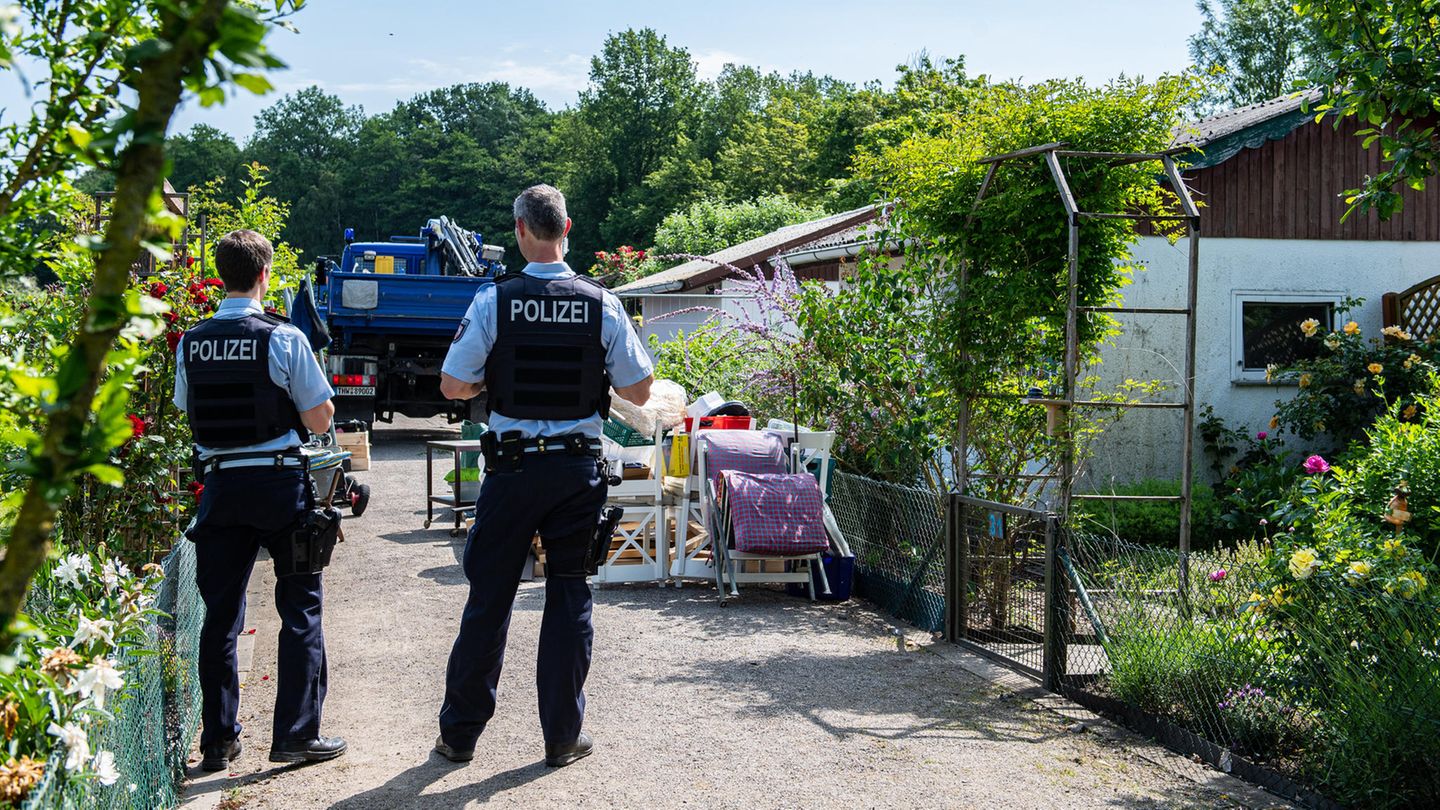 Polizisten beobachten den Abriss der Gartenlaube des Verdächtigen im Missbrauchsfall von Münster durch das Technische Hilfswerk