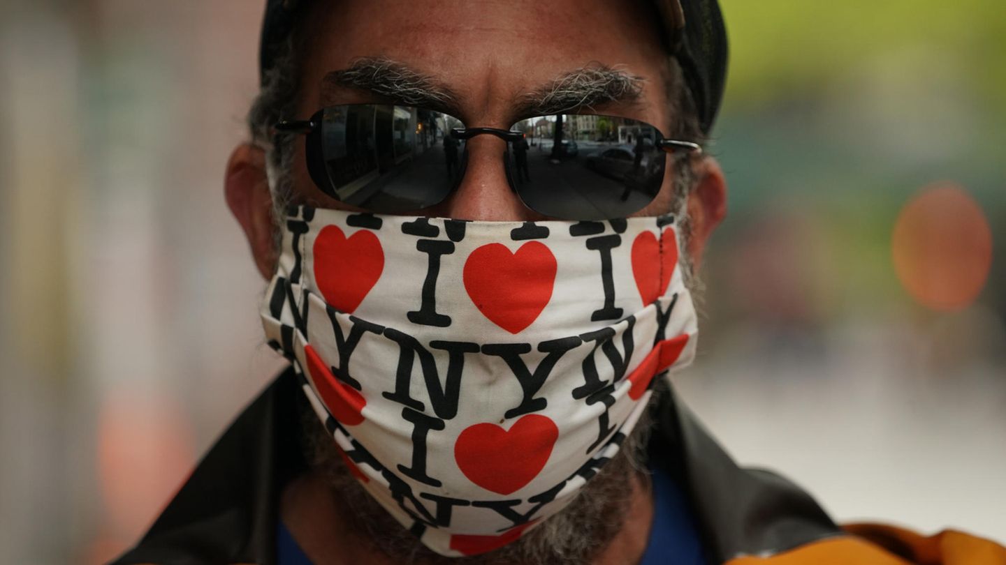Coronavirus: Ein Mann trägt eine Schutzmaske