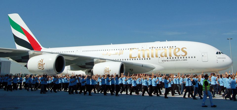 Follow Me: Szenen der Begeisterung: Übergabe des ersten von mehr als 100 bestellten Exemplaren des Airbus A380 mit der Kennung A6-EDA an Emirates im Jahre 2008. Szenen der Begeisterung: Übergabe des ersten von mehr als 100 bestellten Exemplaren des Airbus A380 mit der Kennung A6-EDA an Emirates im Jahre 2008.