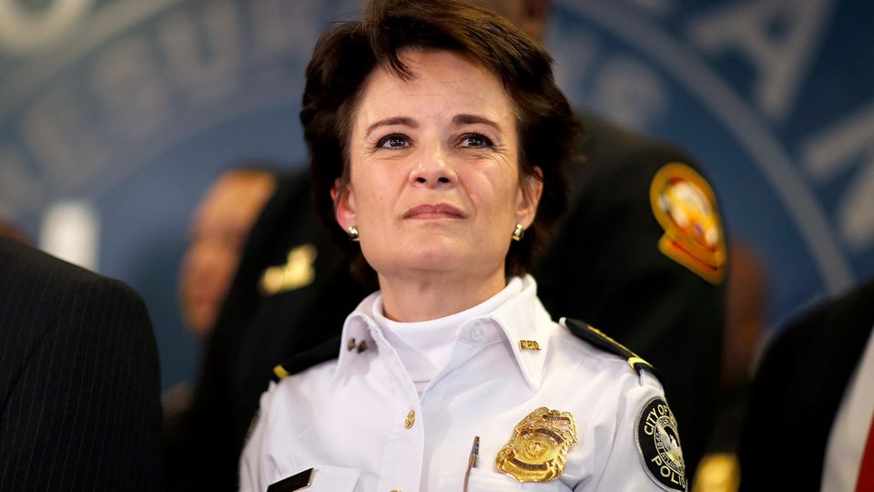 Schnellrestaurant in Flammen: Erika Shields, die Polizeichefin von Atlanta, ist nach dem Tod eines Afroamerikaners bei einem Polizeieinsatz zurückgetreten Erika Shields, die Polizeichefin von Atlanta, ist nach dem Tod eines Afroamerikaners bei einem Polizeieinsatz zurückgetreten